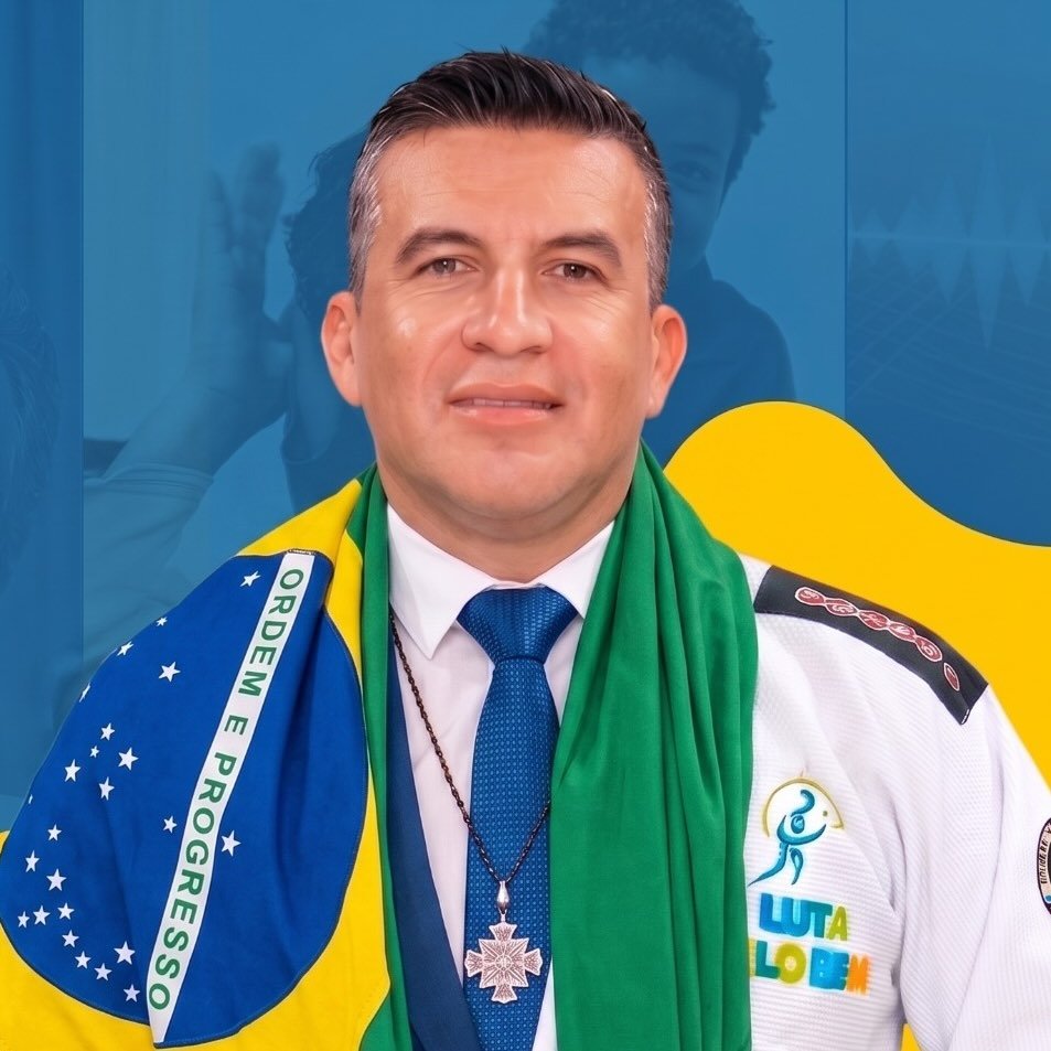 Carlão Pelo Bem, vereador de João Pessoa, com a bandeira do Brasil e o kimono de jiu-jitsu