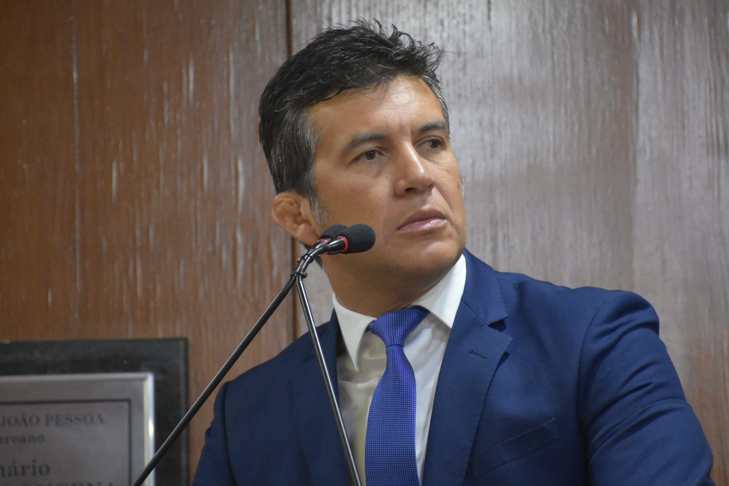 Carlão Pelo Bem discursando na tribuna da Câmara Municipal